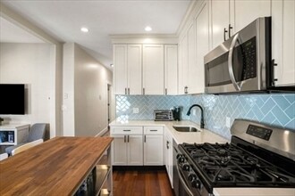 Building Photo - 596 E 2nd St