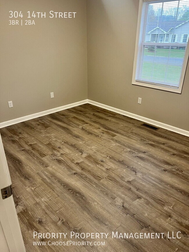 Building Photo - 304 14th St