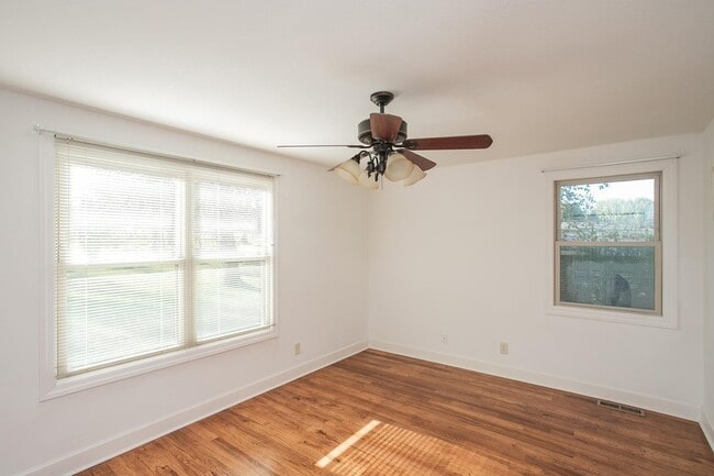 Building Photo - 2425 Mansker Dr