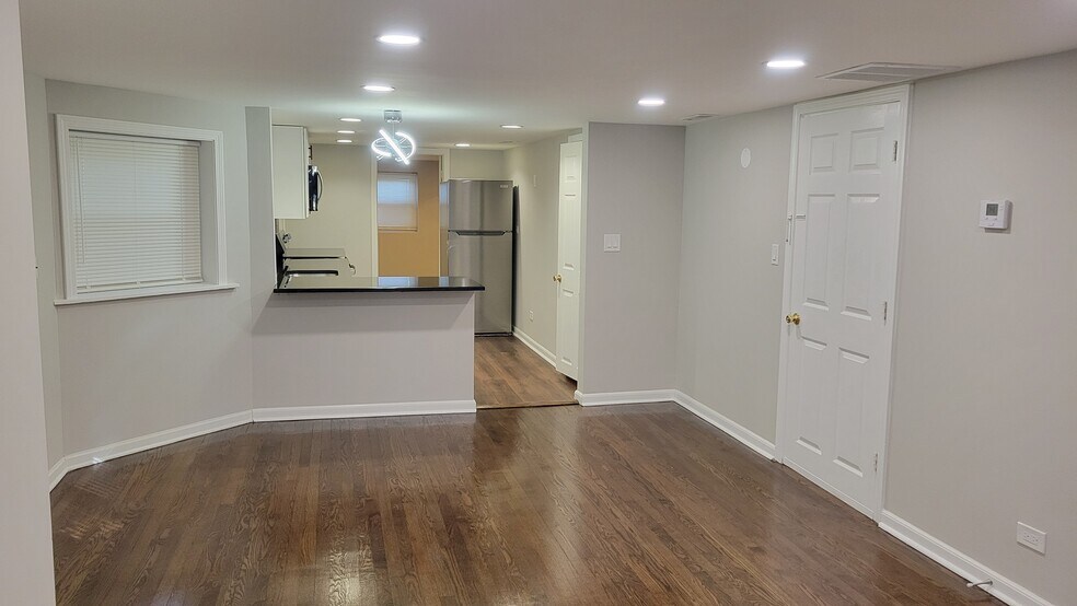 Building Photo - 5749 N Talman Ave