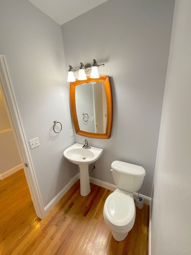 Building Photo - 6 Bedroom Home Available Near North Gate B...