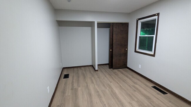 Building Photo - Charming 3 bedroom/1 bath home in the heart of Akron!