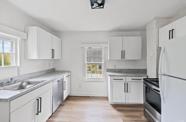 Building Photo - 111 M T Holt Ave