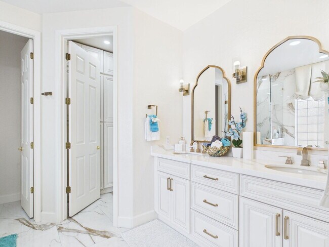 Building Photo - Luxury Awaits with Designer Details