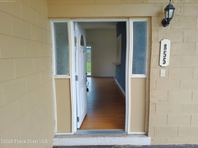 Building Photo - 855 Delano Rd
