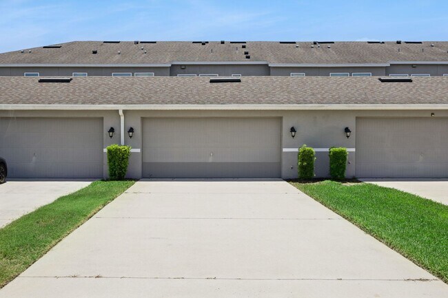 Building Photo - 3/2.5/2 Townhome in SummerLake