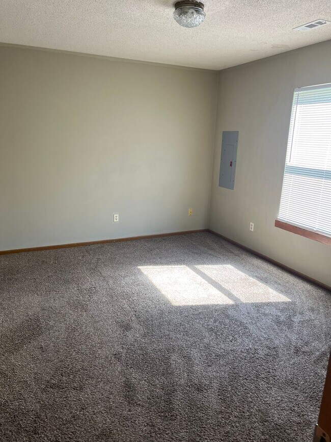 Building Photo - 630-632 W. Country Squire Ct.