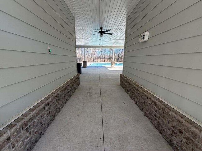 Building Photo - 7565 Knoll Hollow Rd