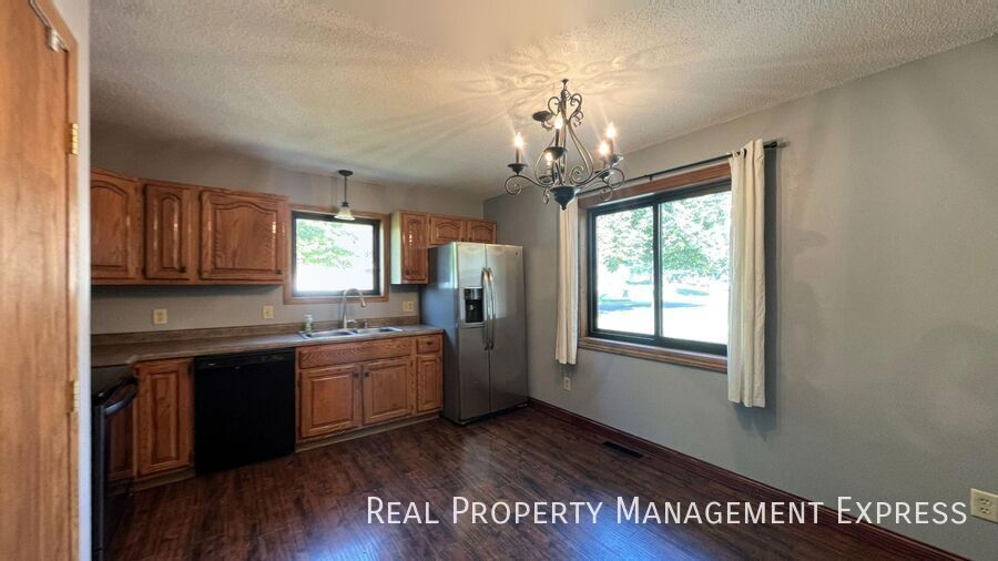 Building Photo - Spacious 5-Bedroom Home with Modern Updates in Sioux Falls