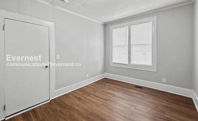 Building Photo - 3 Bed, 1 Bath Home with Off-Street Parking / Pet-Friendly / Available Now!