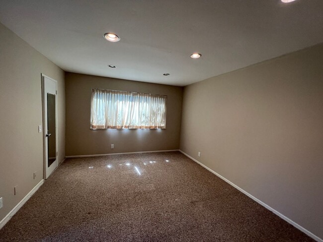 Building Photo - Well Located Home in Camarillo, CA