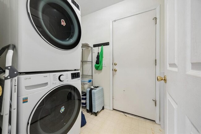 Building Photo - 2011 Harvest Moon Dr