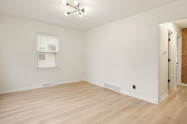 Building Photo - 1003 E Hopkins Dr