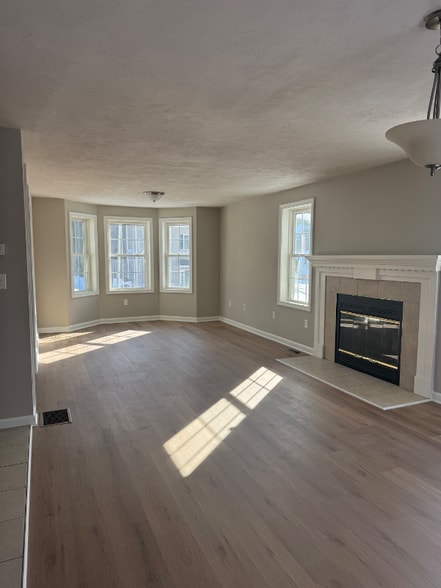 Building Photo - 15 Honeysuckle Rd