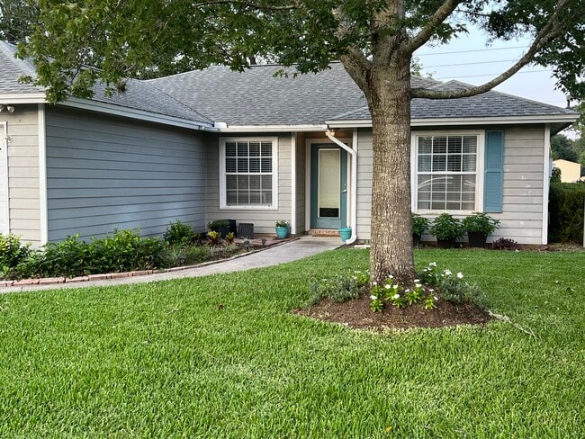 Building Photo - 11097 Barbizon Cir E