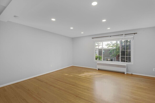 Building Photo - Available Now! 3 Bed 2 Bath House Near the...