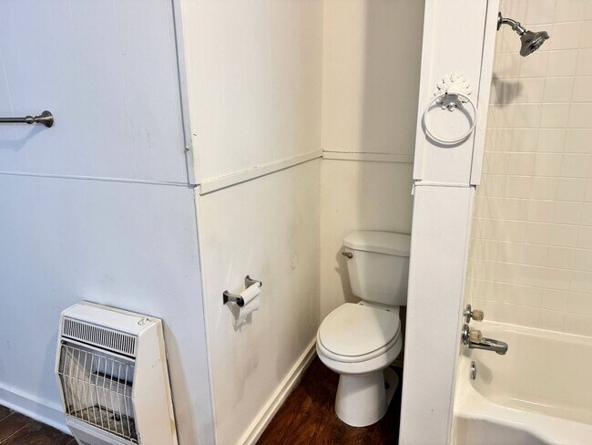 Building Photo - 3 Bed 1 Bath Craftsman Home