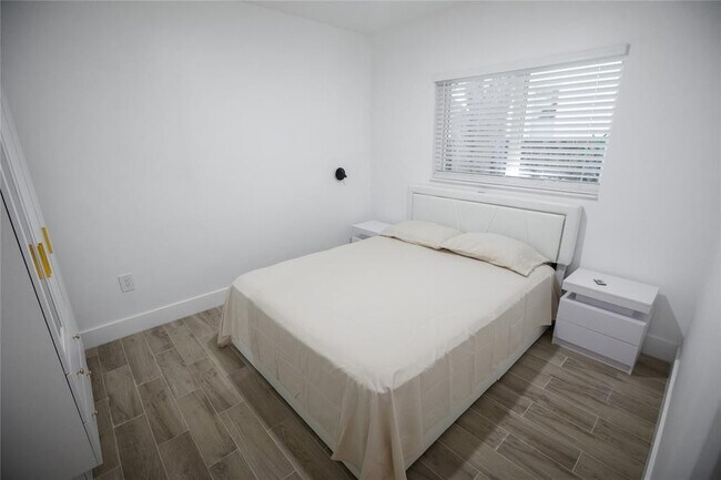 Building Photo - 1112 NE 17th Terrace