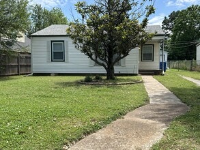 Building Photo - 811 W Rush Ave