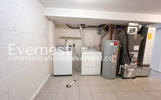 Building Photo - 2325 McClellan Ct