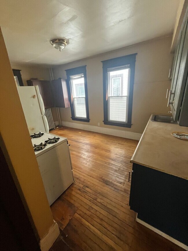Building Photo - Spacious 2BR/1BA in Prime East Side Locati...