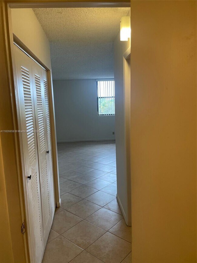 Building Photo - 2771 Riverside Dr