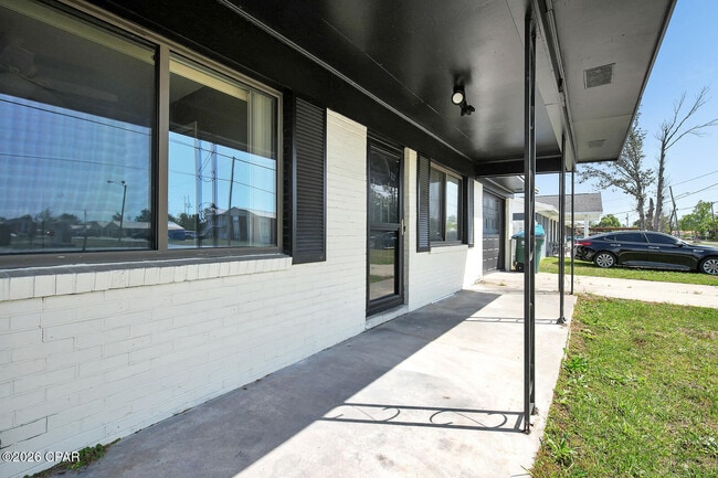 Building Photo - 922 Everitt Ave