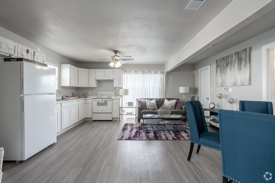 1BR, 1BA - 710SF - Living Room - Woodside Flats