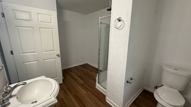 Building Photo - Recently Updated 3/2 Newer Kitchen, Deck &...