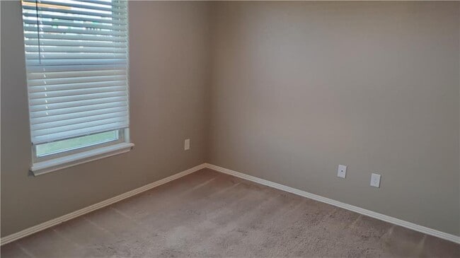 Building Photo - 100 Willow Dr