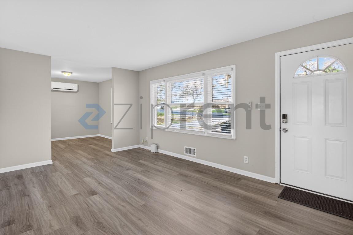 Building Photo - 586 Oakside Dr SW