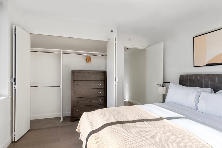 Building Photo - 561 10th Ave