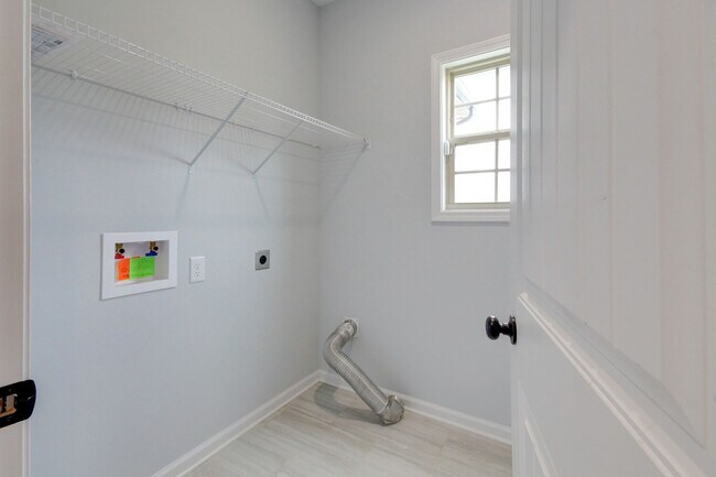 Building Photo - mega Huge wow. 4 bed 3 bath.