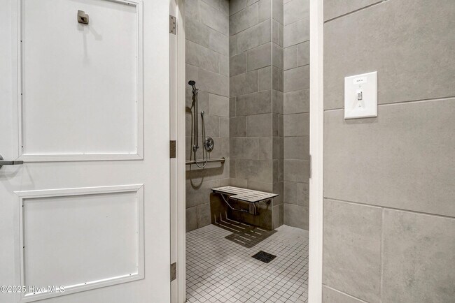 Building Photo - 3253 Gardenwood Dr