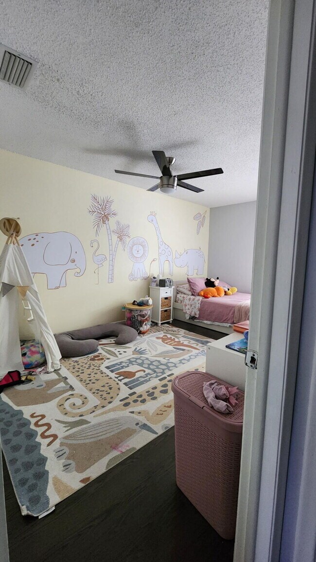 Building Photo - 4952 Sheridan St