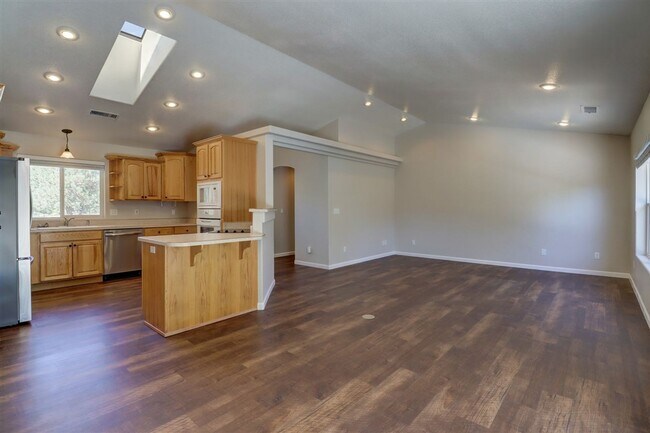 Building Photo - Immaculate 3 bedroom, 2 bath home in Presc...