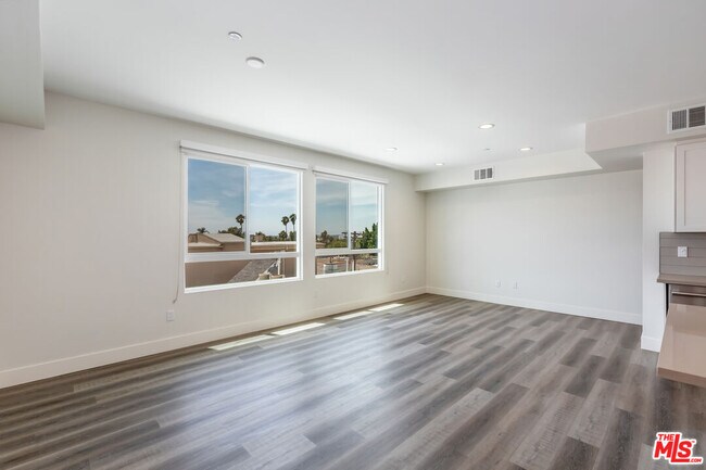 Building Photo - 857 Hayworth Ave