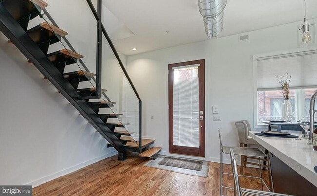 Building Photo - 1247 E Columbia Ave