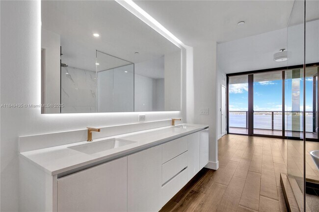 Building Photo - 700 NE 24th St