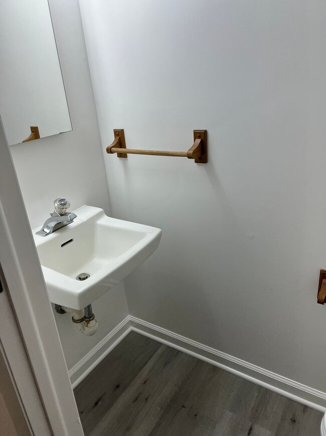 Building Photo - Renovated End-Unit Ready to Move-In