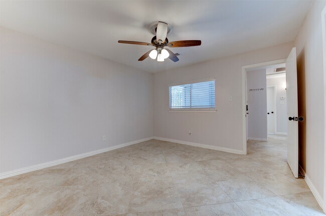 Building Photo - 10703 Highland Woods Dr