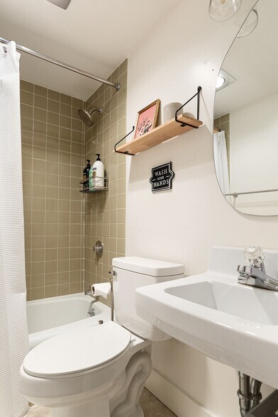 Building Photo - 5000 S Townhouse Dr