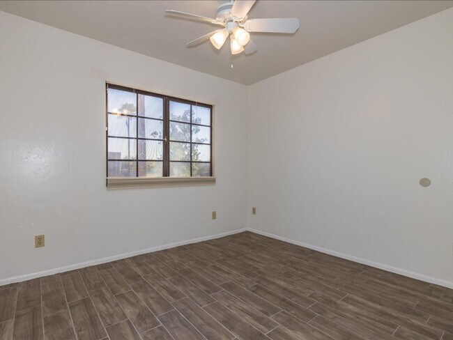 Building Photo - 3 Bedroom, 2.5 Bath