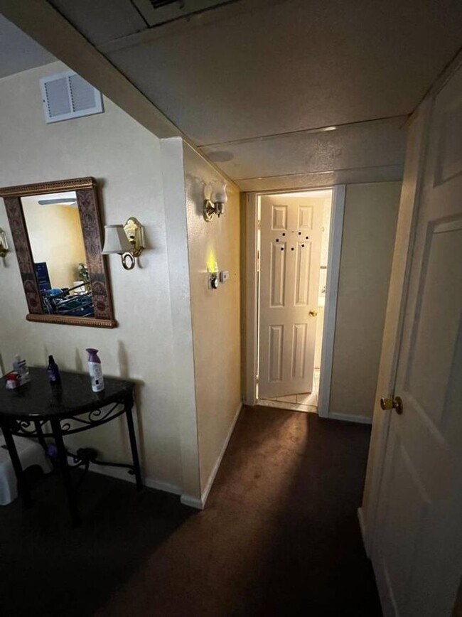 Building Photo - Lovely Cherry Hill Parke 2nd floor 2 bedro...