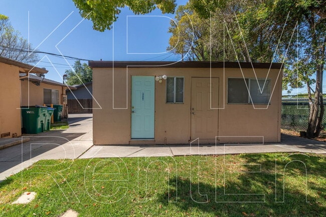 Building Photo - 443 E Robinhood Dr