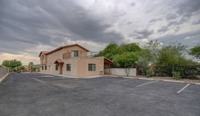 Building Photo - 2136 N Euclid Ave