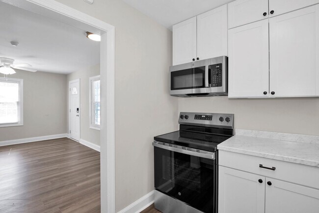 Building Photo - 2 Bedroom 1 Bath In Fayetteville- Small Do...