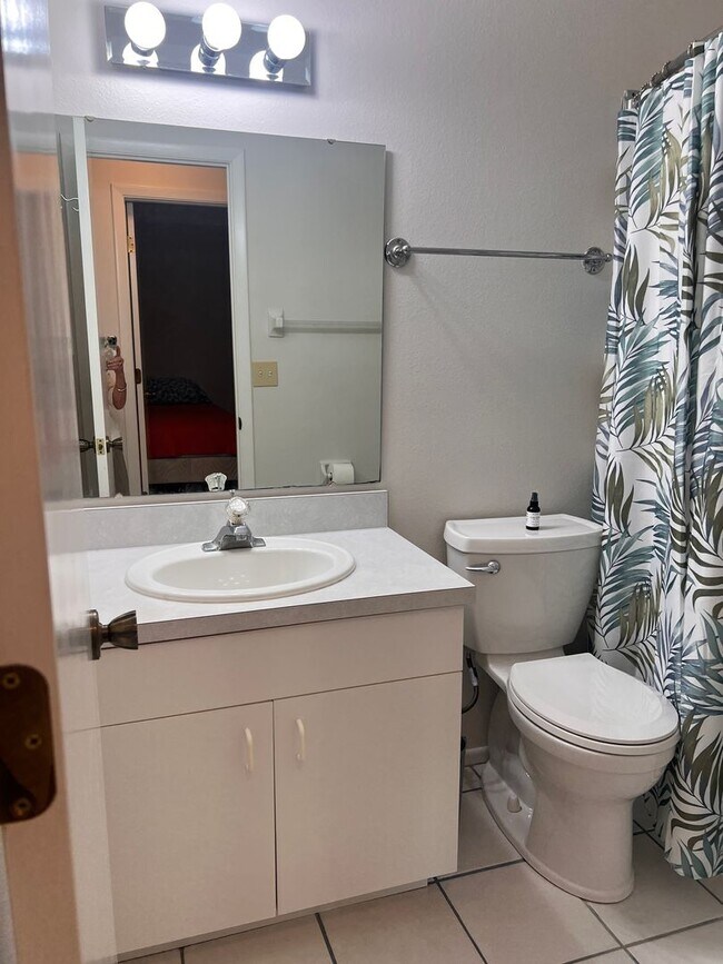 Building Photo - 2bd/2ba Townhome