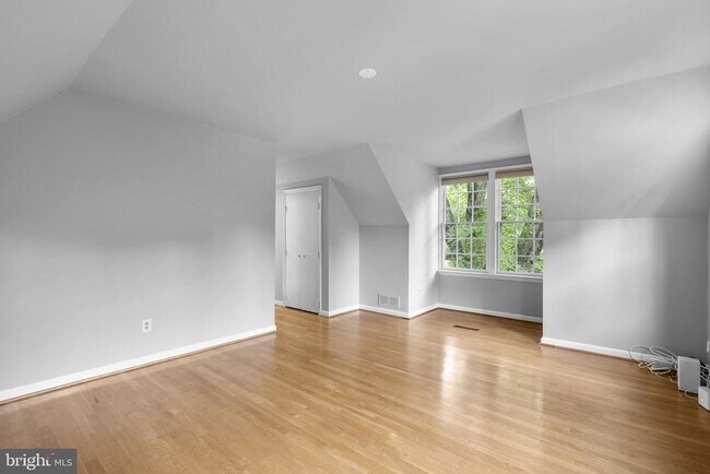 Building Photo - 1 Orchard Way S