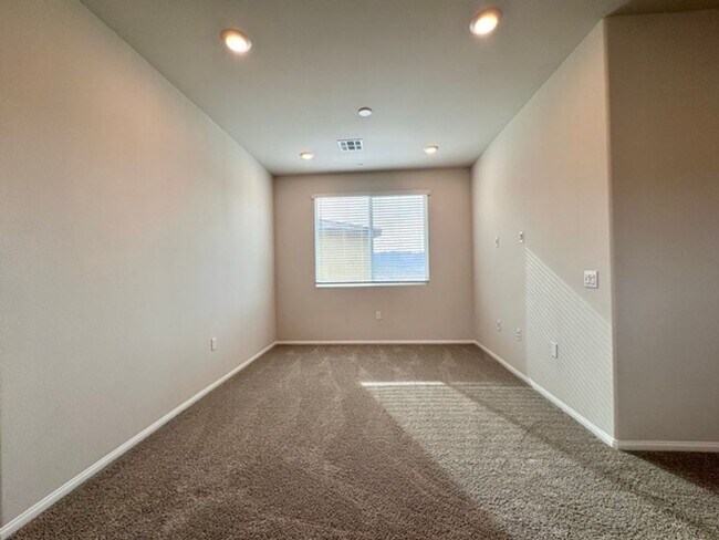 Building Photo - MOVE IN SPECIAL! $1000 off 1st month rent if you move in the month of January! Spacious 4 Bedroom...